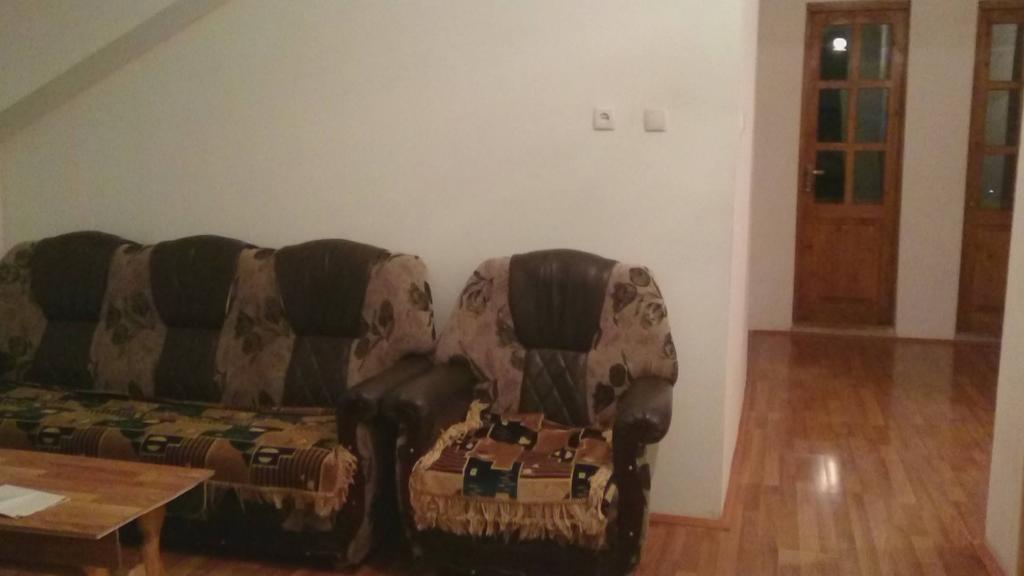 N&N Guest House Mestia Bagian luar foto