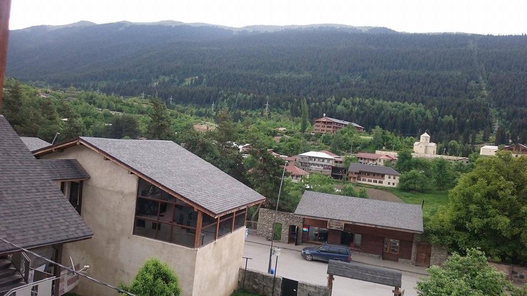 N&N Guest House Mestia Bagian luar foto